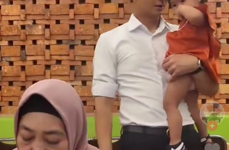 Ibu Ria Ricis dan Teuku Ryan [Tiktok @esstt1517]