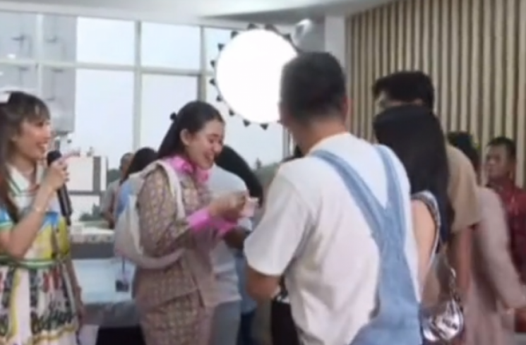 Dandanan Aaliyah Massaid saat hadir di ultah Cipung. (tangkapan layar/ist)