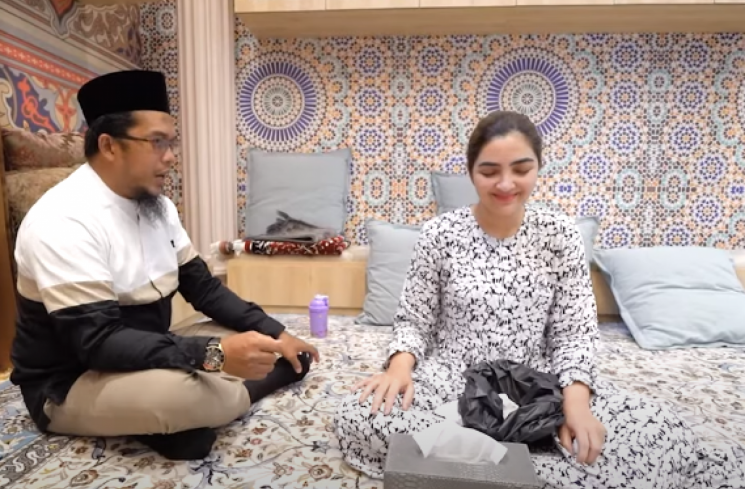 Penampakan Ashanty saat menjalani rukiah yang dipimpin seorang ustaz. (tangkapan layar/Youtube). [Youtube.]