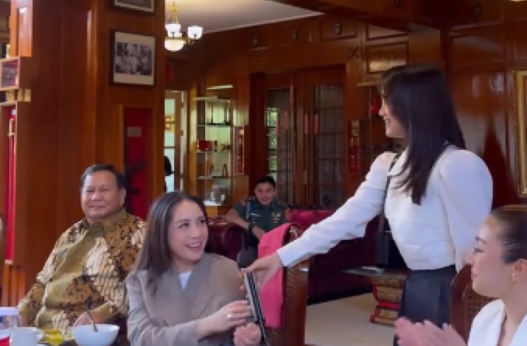Momen Fuji diajak makan siang bareng Capres Prabowo Subianto. (tangkapan layar/Instagram)