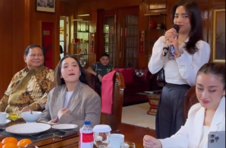 Prabowo Undang Fuji Makan Siang Bareng, Tatapan Ajudannya Bikin Salfok: Mayor Teddy Gak Kedip! (tangkapan layar/Instagram) (Instagram)