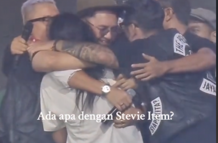 Momen haru Stevi Item saat manggung bareng The Prediksi. (tangkapan layar/ist)