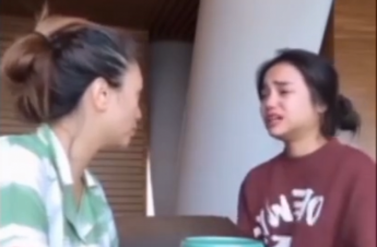 Momen Fuji nangis termehek-mehek saat curhat di depan temannya, Violenzia Jeanette viral di media sosial. (tangkapan layar/Instagram) [Instagram.]
