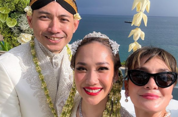 Momen Luna Maya girang dapat bunga pengantin yang dilempar Bunga Citra Lestari (Instagram)
