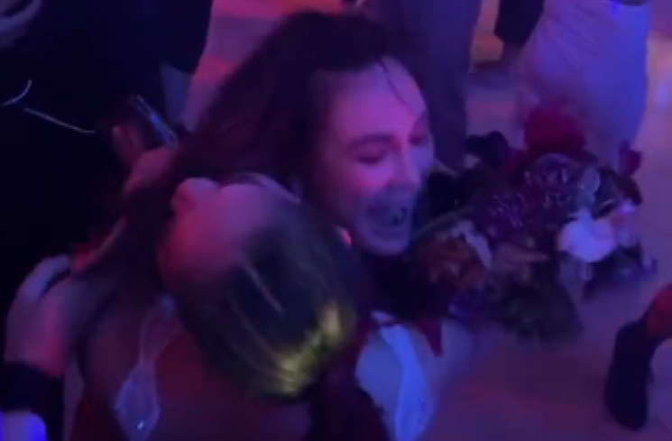 Momen Luna Maya dipeluk BCL setelah berhasil menerima bunga pengantin. (tangkapan layar/TikTok) [TikTok.]