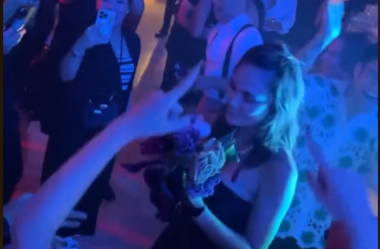 Momen Luna Maya dapat buket bunga yang dilempar BCL di pesta pernikahannya. (tangkapan layar/TikTok) [TikTok]