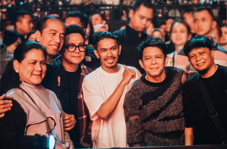 Presiden Joko Widodo bersama Ibu Iriana nonton konser NOAH di Beach City International Stadium Ancol, Jakarta Utara, pada Minggu, 3 Desember 2023 malam. [Instagram @arielnoah]