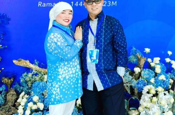 Dewi Zuhriati dan suami Haji Faisal. (tangkapan layar/Instagram) [Instagram.]