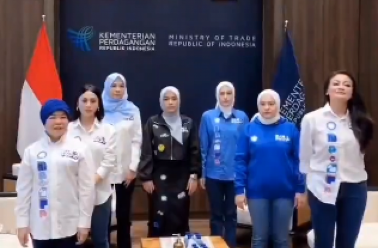 Oma Gala Joget TikTok Bareng Artis Kader PAN di Kantor Kemendag, Ibunda Fuji Disorot: Sampah!(tangkapan layar/X)