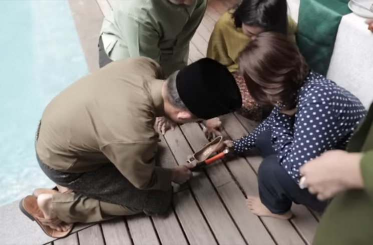 Ashraf Sinclair bantu keluar sepatu [Tangkapan layar Youtube IT'S ME BCL]