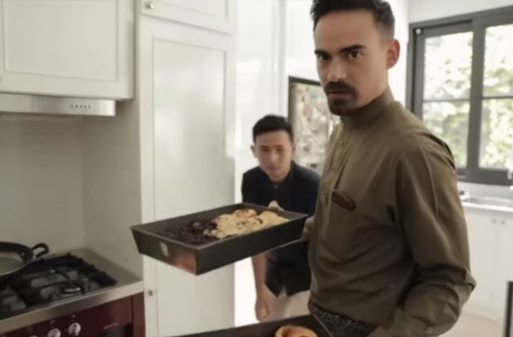Ashraf Sinclair bikin Cinnamon roll [Tangkapan layar Youtube IT'S ME BCL]