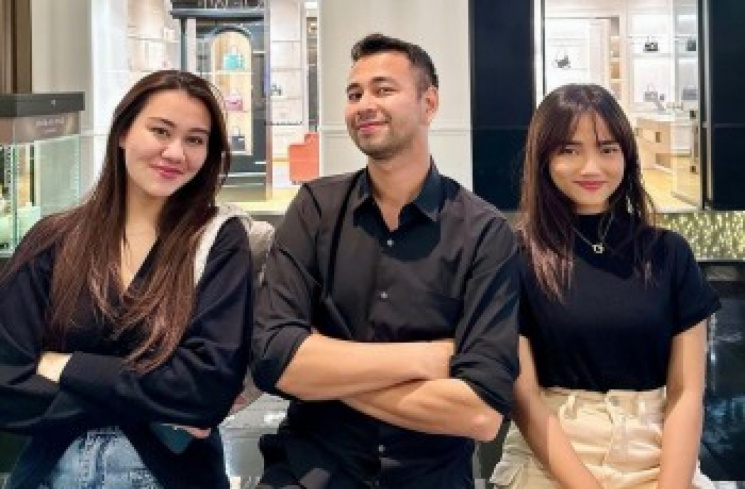Raffi Ahmad bersama Fuji dan Aaliyah di Singapura [(Instagram/@raffinagita 1717)]