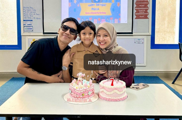 Desta dan Natasha Rizky bersama anak keduanya, Miskha (Instagram/@natasharizkynew)