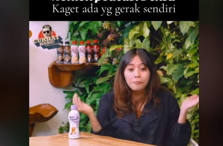 Heboh botol minuman bergerak sendiri di podcast Denny Sumargo. (tangkapan layar/TikTok) [TikTok.]