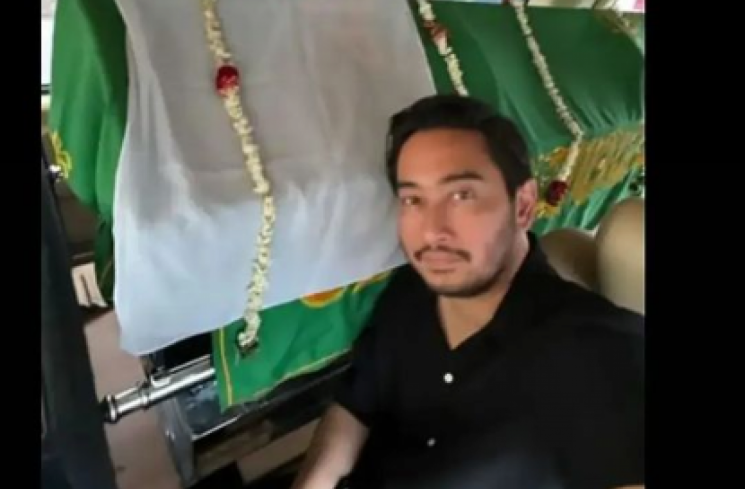 Jeje Govinda berfoto selfie dekat keranda mayat mendiang ibundanya, Farida Budyanti. (tangkapan layar/ist)