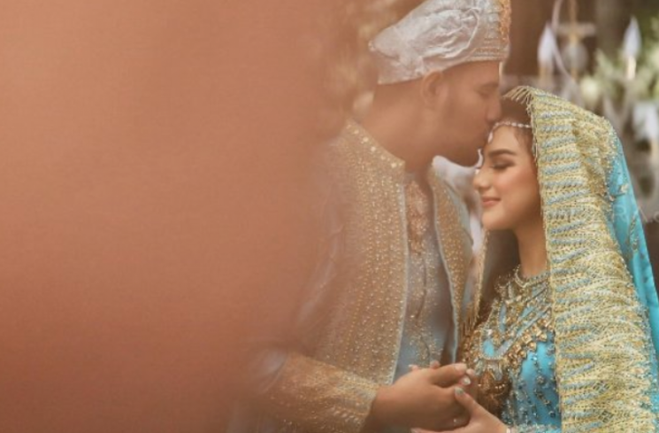 Ammar Zoni dan Irish Bella usai akad nikah di Pinehill Cibodas, Lembang, Bandung, Jawa Barat, pada 28 April 2019. [[Suara.com/Muhaimin A Untung]]