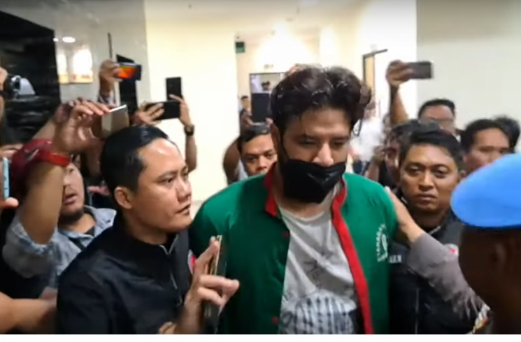 Ammar Zoni meninggalkan ruang konferensi pers Polres Metro Jakarta Barat [Tangkapan layar kanal youtube cumicumi.com]