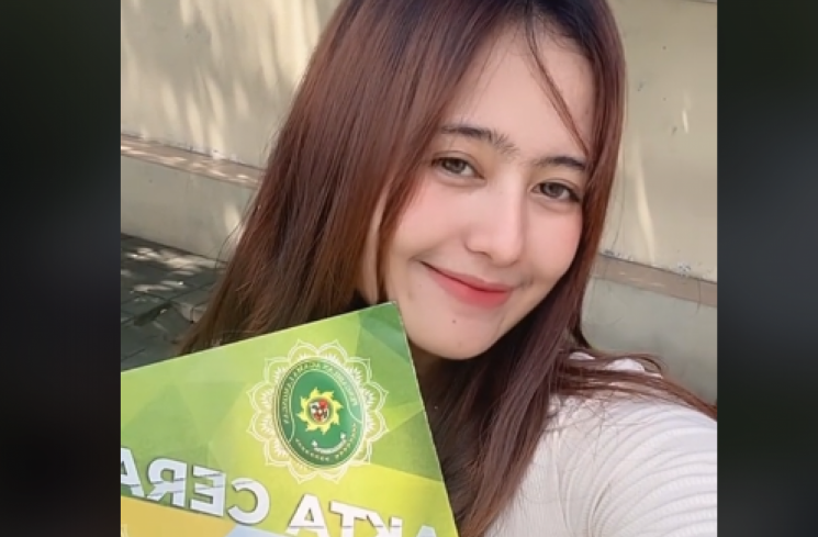 Ajang Promosi? Wanita Pirang Ini Bahagia Pamer Akta Cerai: Setan Party Lihat Ini (tangkapan layar/TikTok.) (TikTok.)