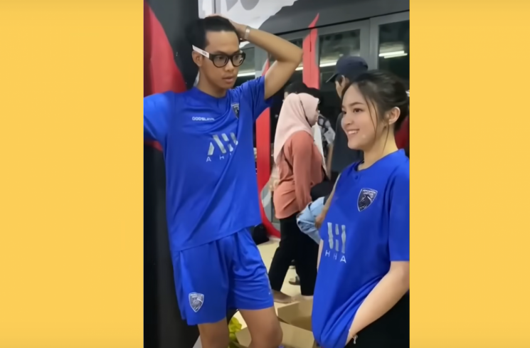 Alam Ganjar bersama Eca Aura saat bersama di sebuah acara amal. [Tangkapan layar kanal youtube Talkpod.]