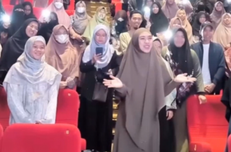 Kakak Ria Ricis Oki Setiana Dewi saat menonton film 172 Days. (tangkapan layar/ist)