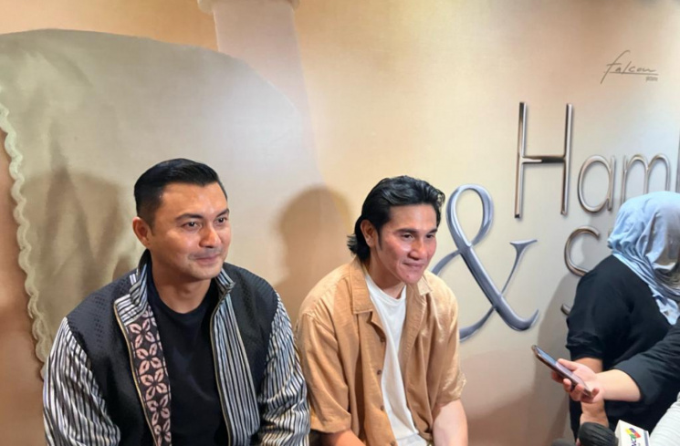 Aktor Vino G Bastian dan Anjasmara saat nonton bareng Hamka & Siti Raham di Epicentrum Kuningan, Jakarta Selatan, Selasa (19/12/2023). [Tomy T.]