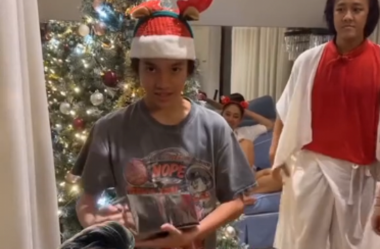 Video memperlihatkan putra BCL, Noah ikut merayakan Natal. (tangkapan layar/ist)