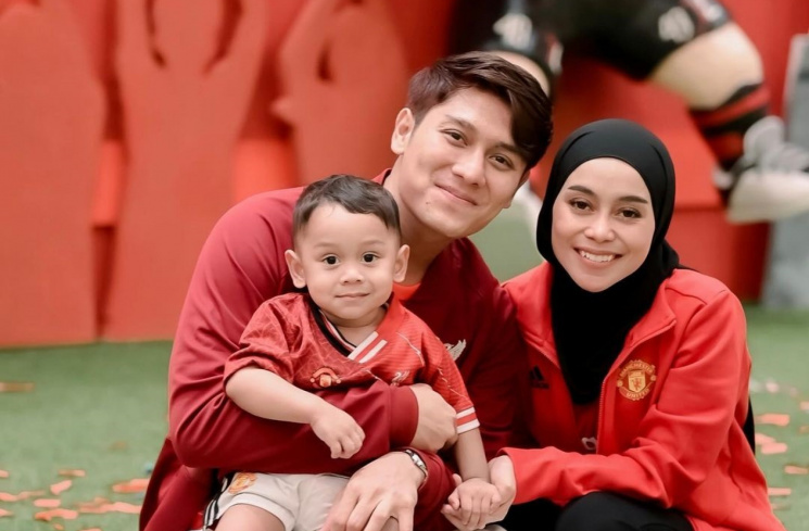 Rizky Billar Lesti kejora dan sang buah hati. [Instagram @lestikejora]