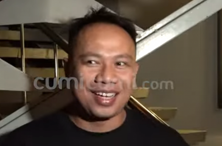 Vicky Prasetyo akan terus menemani Marshanda dalam keadaan sedih dan rapuh [Youtube Cumicumi]