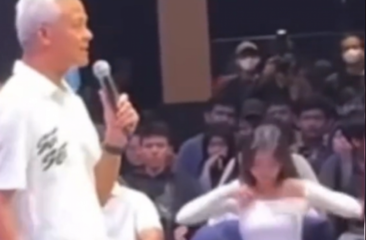 Viral penampakan Fuji risih penampilannya di acara Capres Ganjar Pranowo. (tangkapan layar/ist)