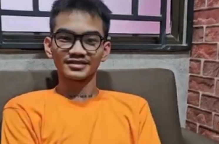 Satria Mahathir Cogil setelah resmi menjadi tersangka kasus penganiayaan. (tangkapan layar/ist)