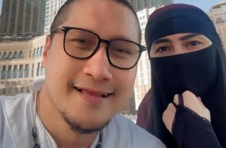 Arie Untung dan istrinya, Fenita Arie. (instagram/@ariekuntung)