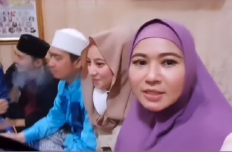 Ustaz Solmed kepergok merokok di sebelah wanita cantik. (tangkapan layar/TikTok) [TikTok.]