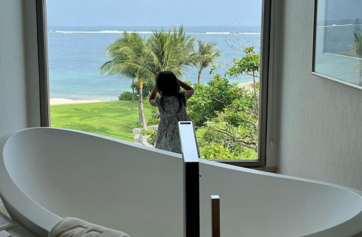 Raisa memperlihatkan putrinya, Zalina Raine Wyllie, saat liburan di hotel mewah di Bali. [Instagram @raisa6690]