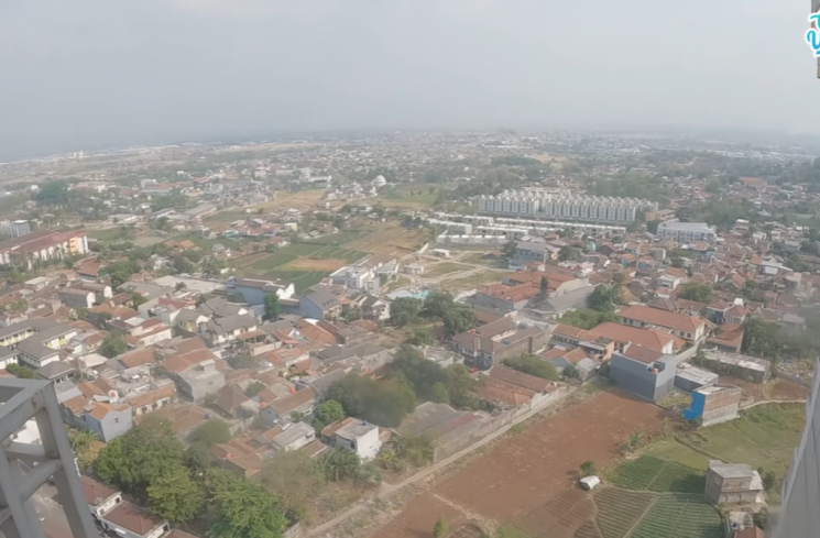 Pemandangan kota Bandung dari jendela. [YouTube Cerita Untungs]