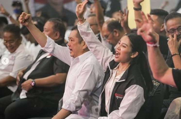 Hary Tanoe dan putrinya, Angela Tanoesoedibjo. (tangkapan layar/Instagram).