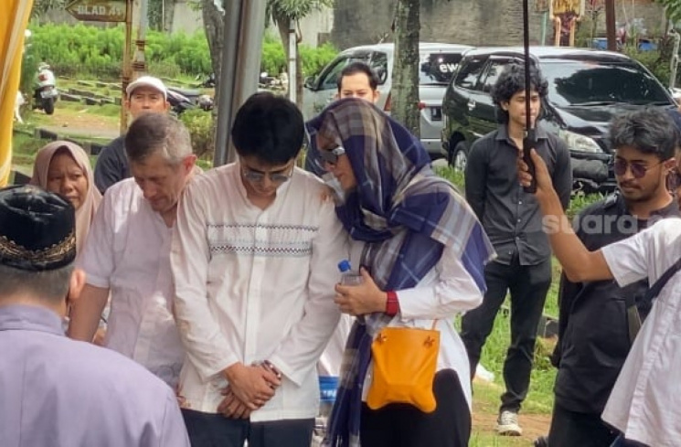 Luna Maya mendampingi Maxime Bouttier [suara.com]
