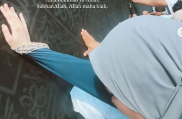 Aaliyah Massaid mengabadikan momen ibadah umrah di Mekkah. (Tangkapan layar/Instagram) [Instagram.]