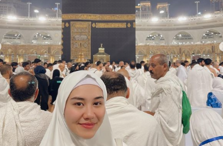 Aaliyah Massaid mengabadikan momen ibadah umrah di Mekkah. (Tangkapan layar/Instagram) (Instagram)