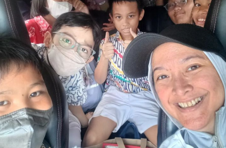 Andhara Early jadi sopir jemputan anak SD [Instagram @andharaearly]