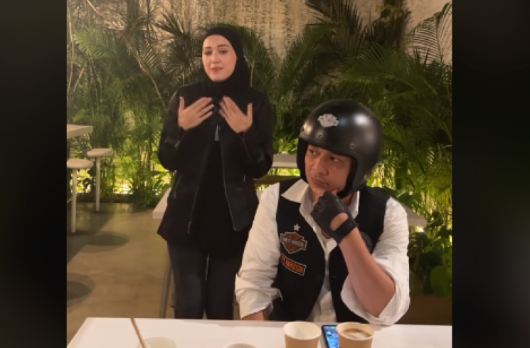 Ekspresi Disorot saat Istri Asyik Joget TikTok: Pasha Ungu Mikirin Okie Agustina? (Tangkapan layar/TikTok) (TikTok.)