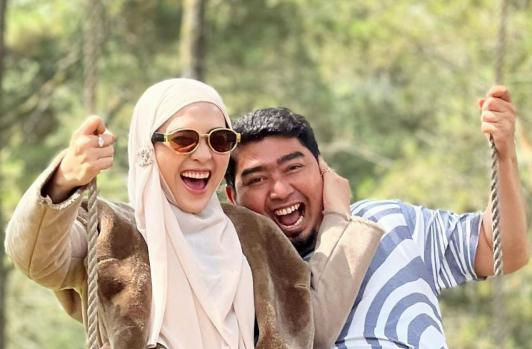Ustad Solmed dan April Jasmine [Instagram @ustad_solmed]