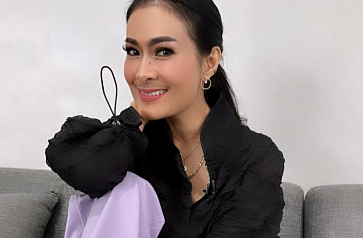 IIS DAHLIA [instagram @isdadahlia]