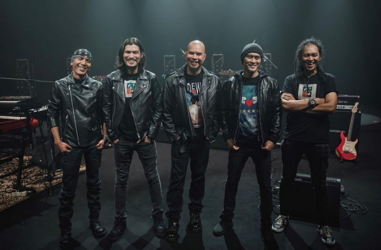 Dewa 19 bersam Virzha [Instagram/@virzhaofficial]