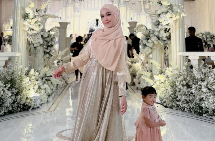 Ria Ricis [Instagram @riaricis1795]