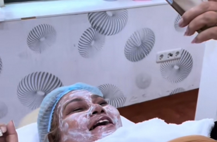 Momen Eva Manurung treatment sambil video call pacar baru [Tiktok/@dermaprosf]