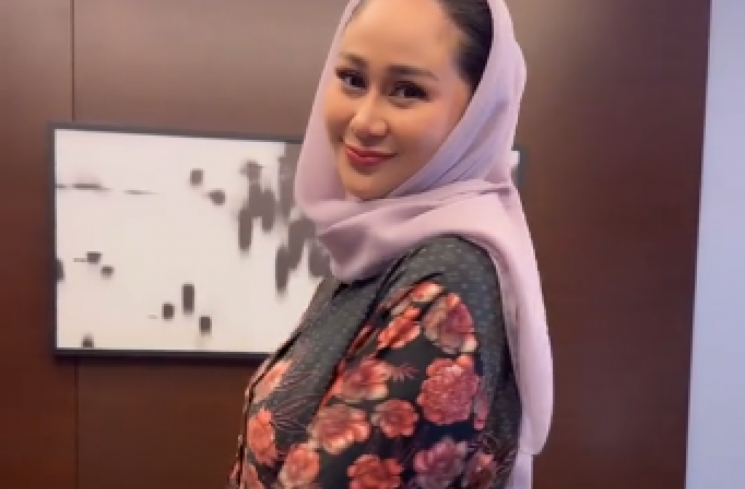 Denise Chariesta berhijab. (tangkapan layar/ist)