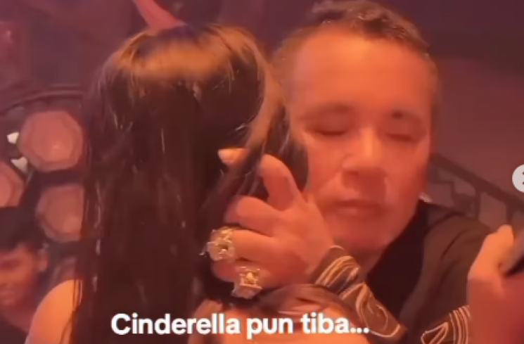 Aksi Hotman Paris peluk dan cium wanita muda. (tangkapan layar/Instagram) [Instagram]