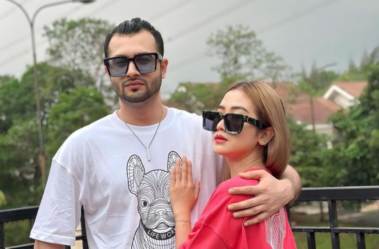 Ekash Elahi selalu terlihat mesra dengan istri Venny Alberti [Instagram/@ekashellahi]
