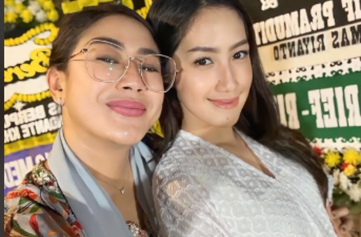 Penampilan Tamara Tyasmara di Acara Tahlilan 7 Harian Dante jadi Gunjingan: Sempet-sempetnya Nyatok Rambut! (tangkapan layar/ist)