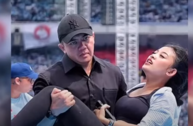 Aksi ajudan Prabowo, Mayor Teddy saat menggendong wanita diduga pingsan di acara kampanye akbar pasangan Capres-Cawapres nomor urut dua di GBK. (tangkapan layar/ist)